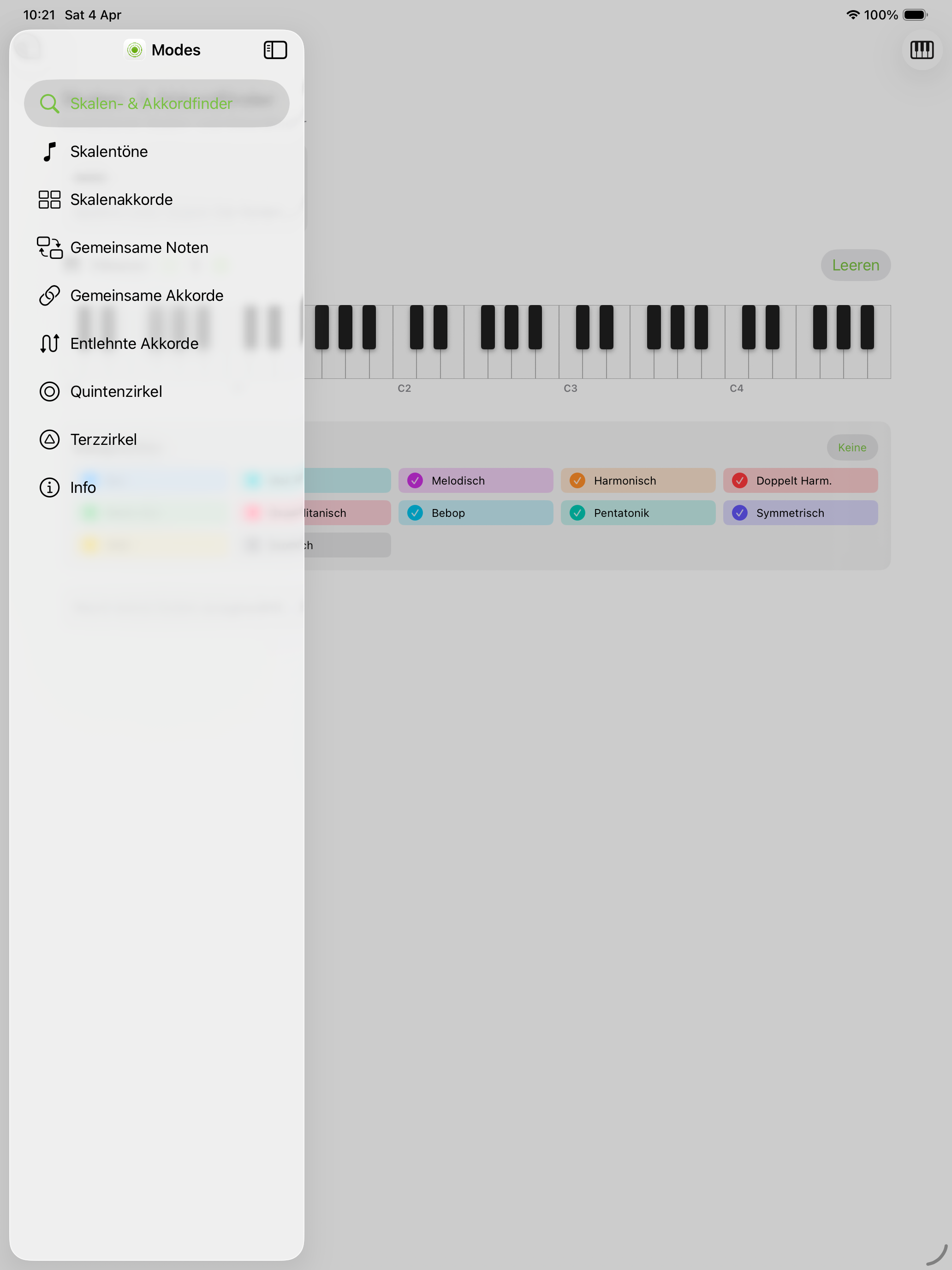Tonleiter- und Akkorderkennung mit Seitenleiste auf iPad im Hochformat